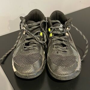 Nike Boys Size 4 Kyrie FlyTrap Basketball Shoes
